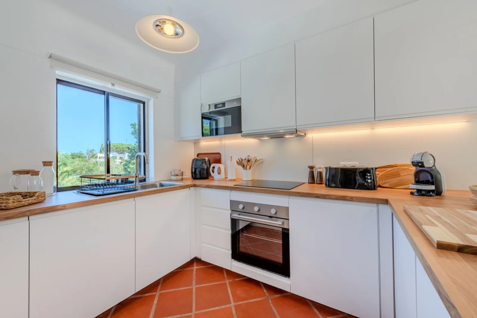 Fully equipped kitchen with oven, hob and coffee machines